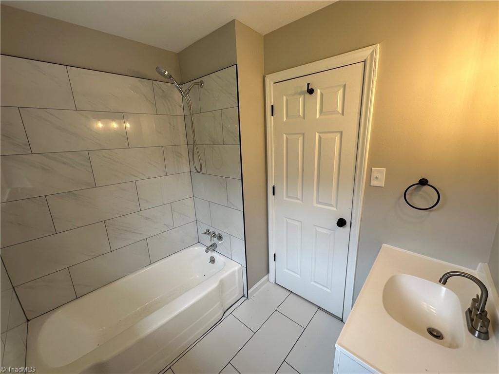 314 Summit Road High Point, NC 27265 - Photo 22 of 23 2nd Bathroom Interior