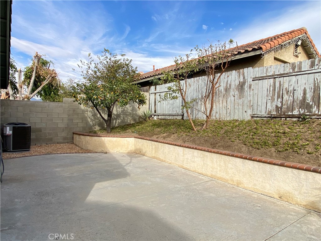 1084 North Jacaranda Road Colton, CA 92324 - Photo 18 of 19 a view of a backyard