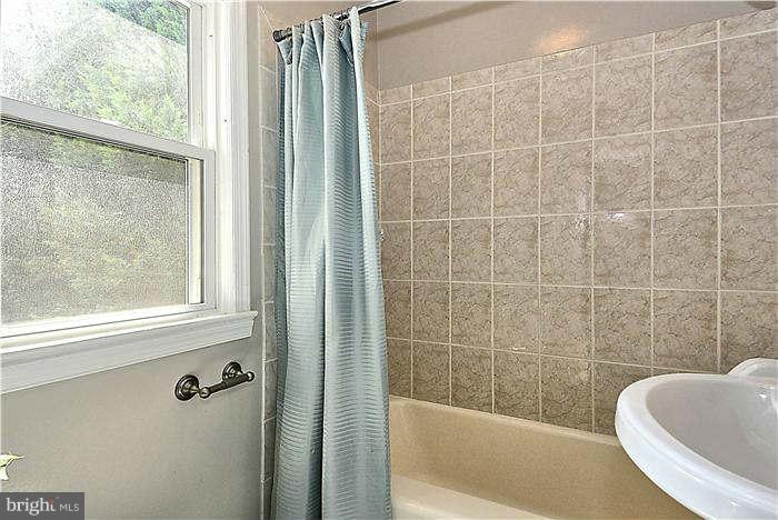 300 Dearborn Avenue Silver Spring, MD 20901 - Photo 20 of 30 a bathroom with a bathtub and window