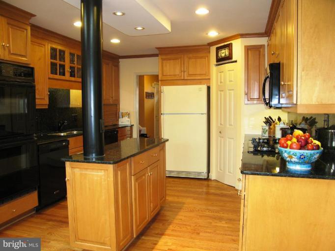 7516 Sebago Road Bethesda, MD 20817 - Photo 3 of 30 Kitchen