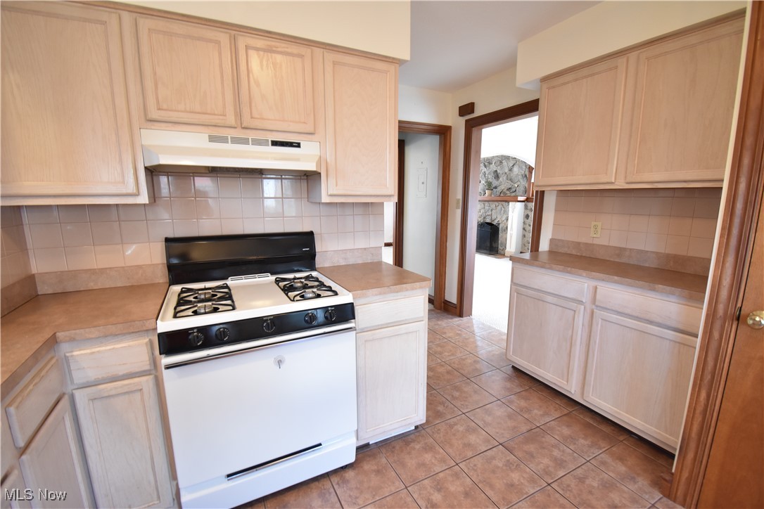 17113 Neff Road Cleveland, OH 44119 - Photo 4 of 24 Kitchen leads to dining and living room