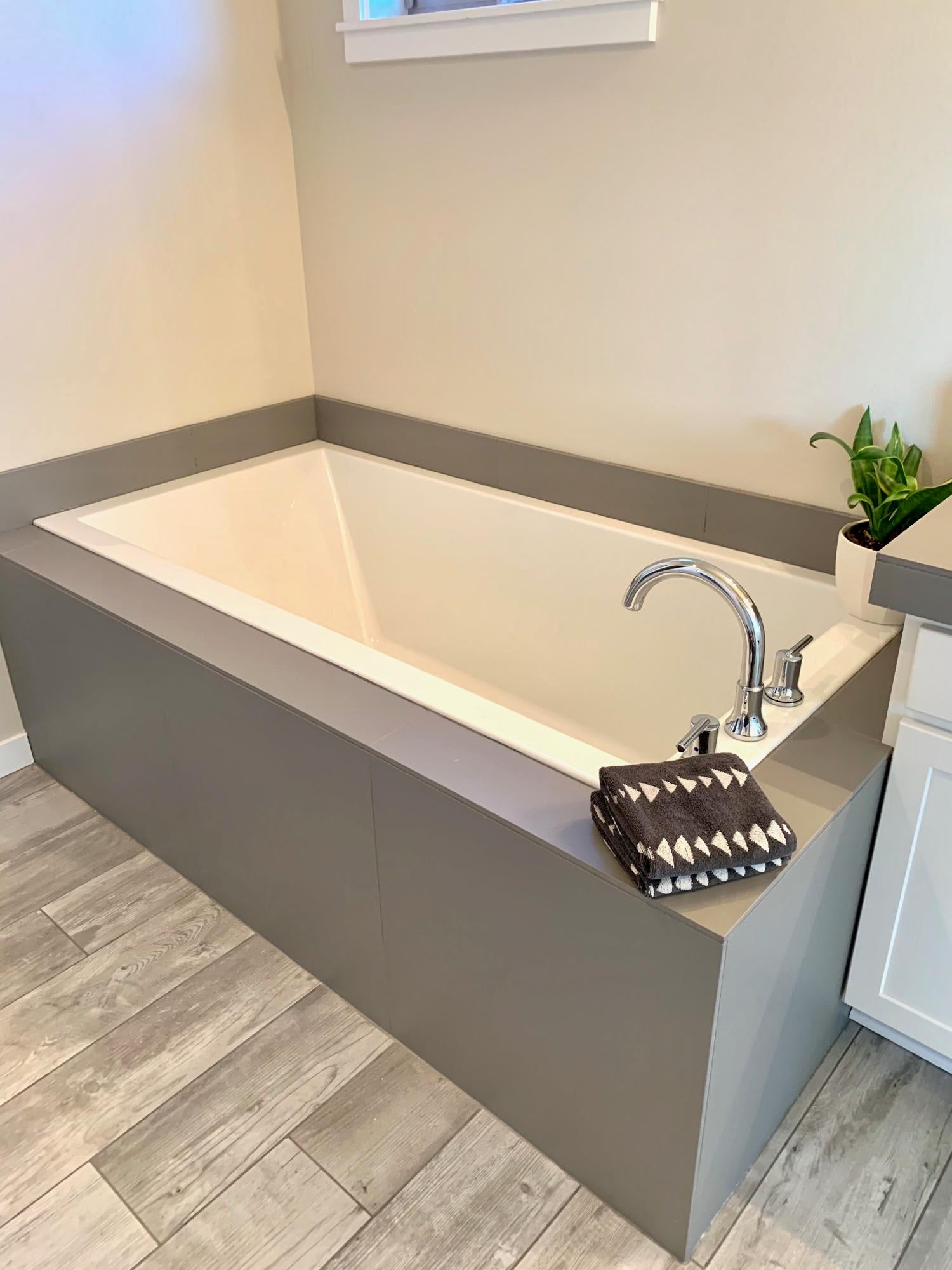 63150 Iner Loop Bend, OR 97701 - Photo 33 of 45 Soaking tub in master suite