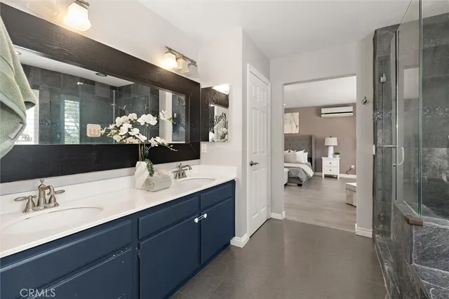 a en suite bathroom with a double vanity sink and mirror