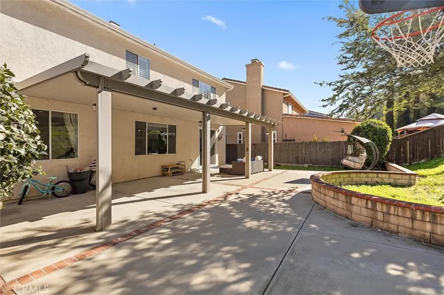 a view of a house with backyard