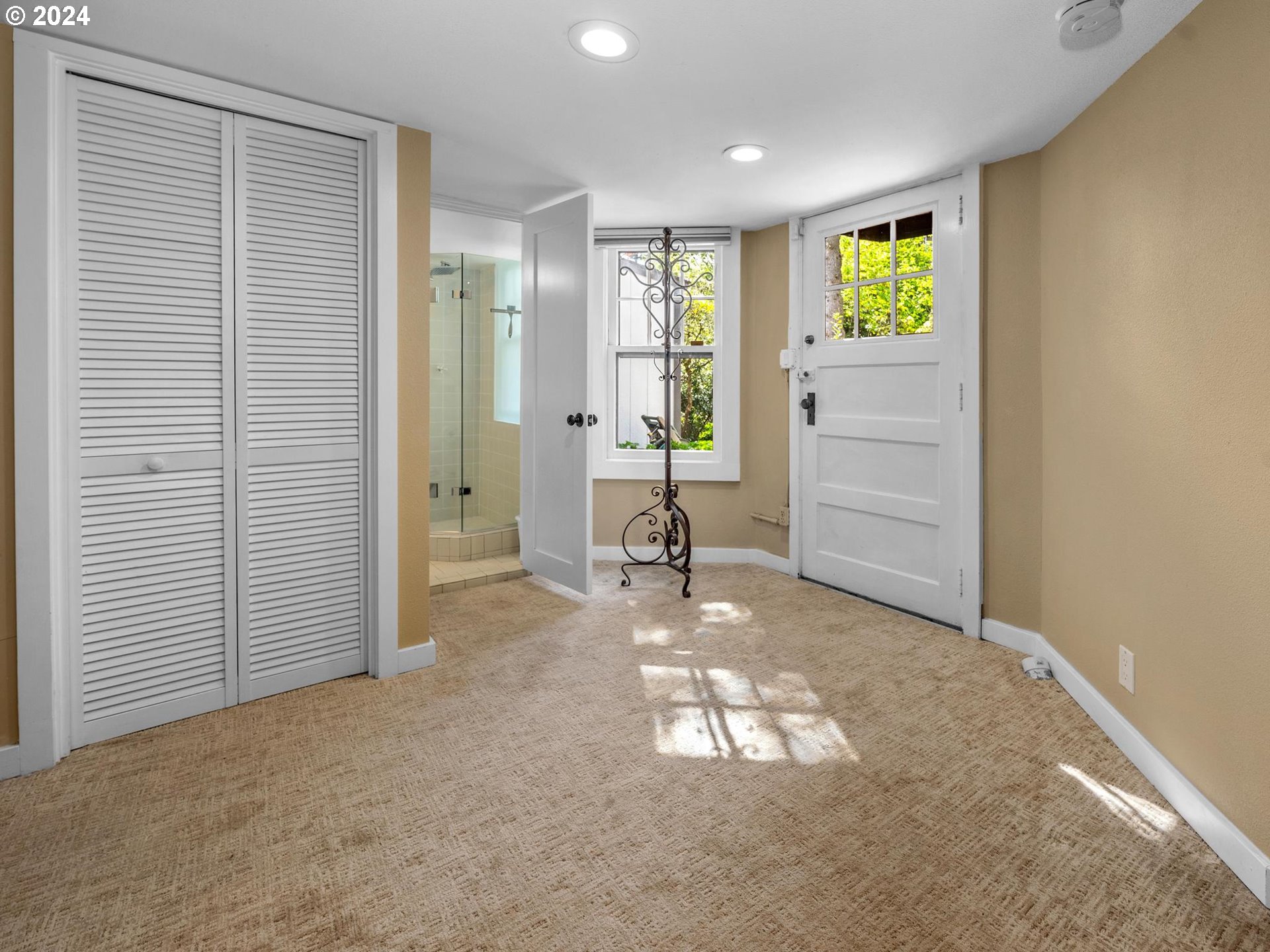 758 Northwest Powhatan Terrace Portland, OR 97210 - Photo 39 of 48 an empty room with windows and closet