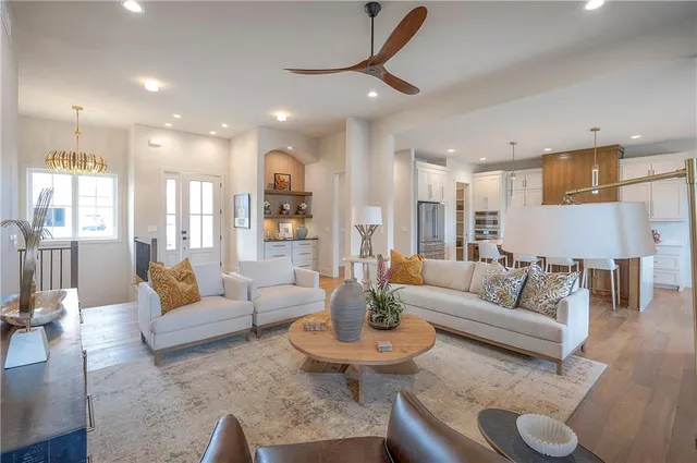 $849,900 | 8200 West Lake Drive, Parkville, MO 64152