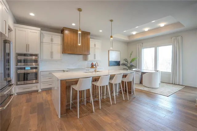 $849,900 | 8200 West Lake Drive, Parkville, MO 64152