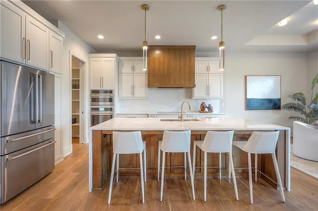 $849,900 | 8200 West Lake Drive, Parkville, MO 64152