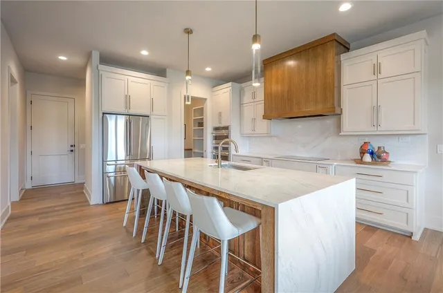 $849,900 | 8200 West Lake Drive, Parkville, MO 64152