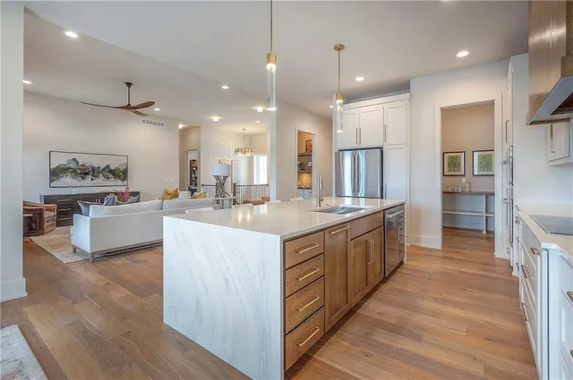 $849,900 | 8200 West Lake Drive, Parkville, MO 64152