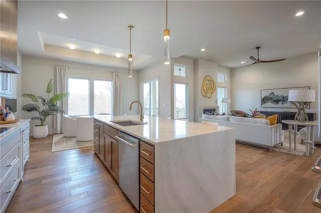 $849,900 | 8200 West Lake Drive, Parkville, MO 64152