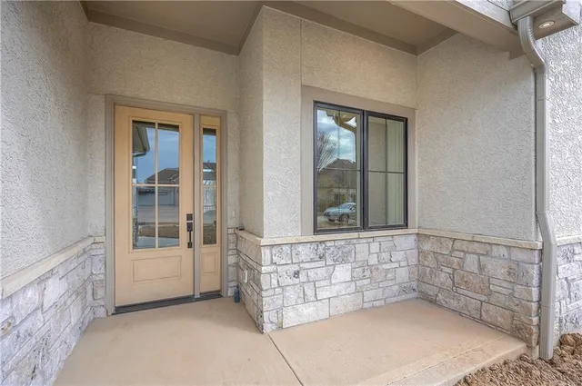 $849,900 | 8200 West Lake Drive, Parkville, MO 64152