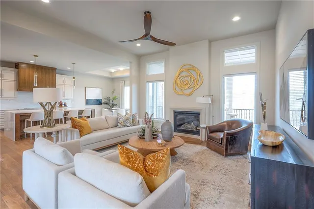 $849,900 | 8200 West Lake Drive, Parkville, MO 64152