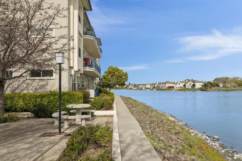 $988,000 | 100 Baltic Circle, Unit 128, Redwood City, CA 94065