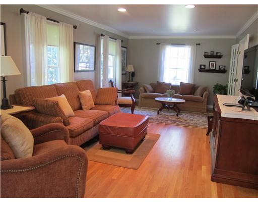 10 Pinetop Road Barrington, RI 02806 - Photo 4 of 12 Living Room.