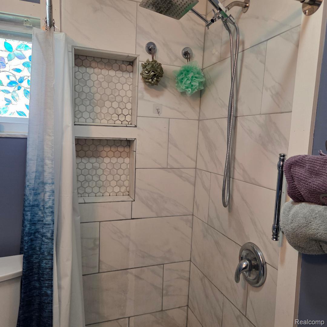 445 Clark Road Highland, MI 48357 - Photo 9 of 10 nateShower.jpg