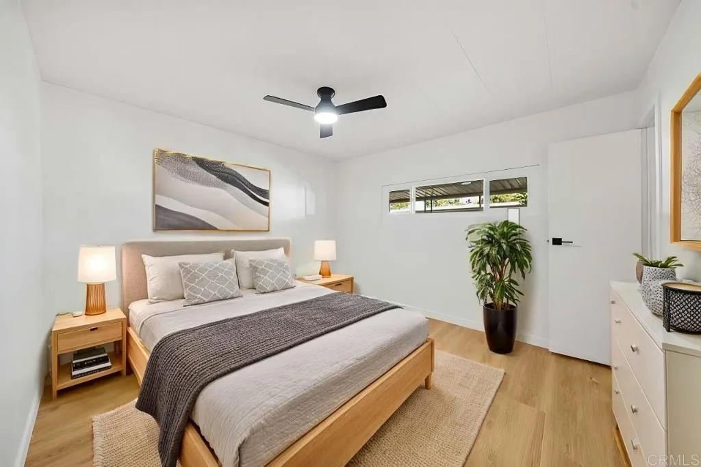 8301 Mission Gorge Road, Unit 253 Santee, CA 92071 - Photo 4 of 40 a bedroom with a bed and a potted plant