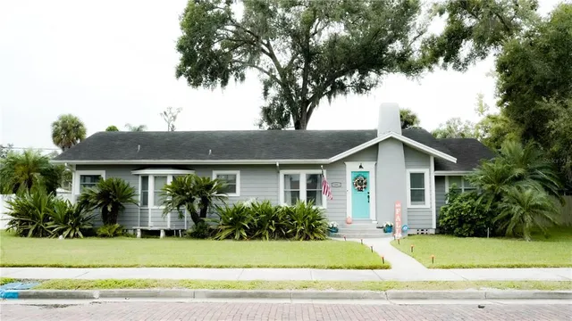 a view of front of house with a yard