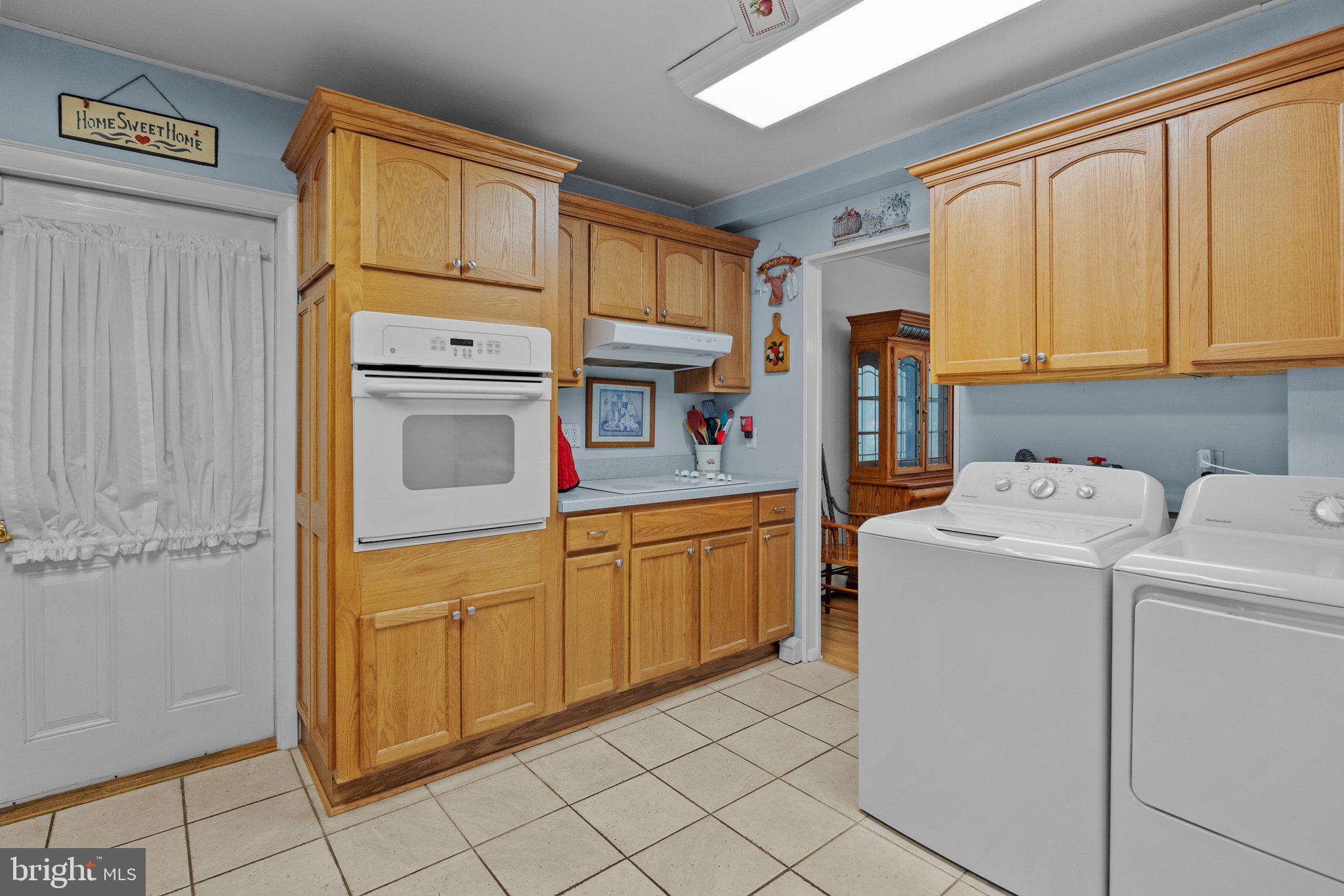 33 Sugarplum Road Levittown, PA 19056 - Photo 12 of 41 Gallery Image 12