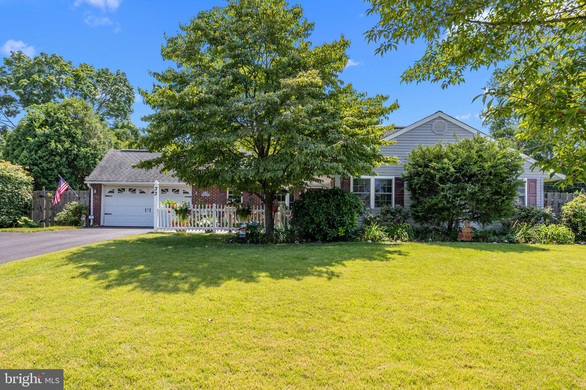 33 Sugarplum Road Levittown, PA 19056 - Photo 2 of 41 Gallery Image 2