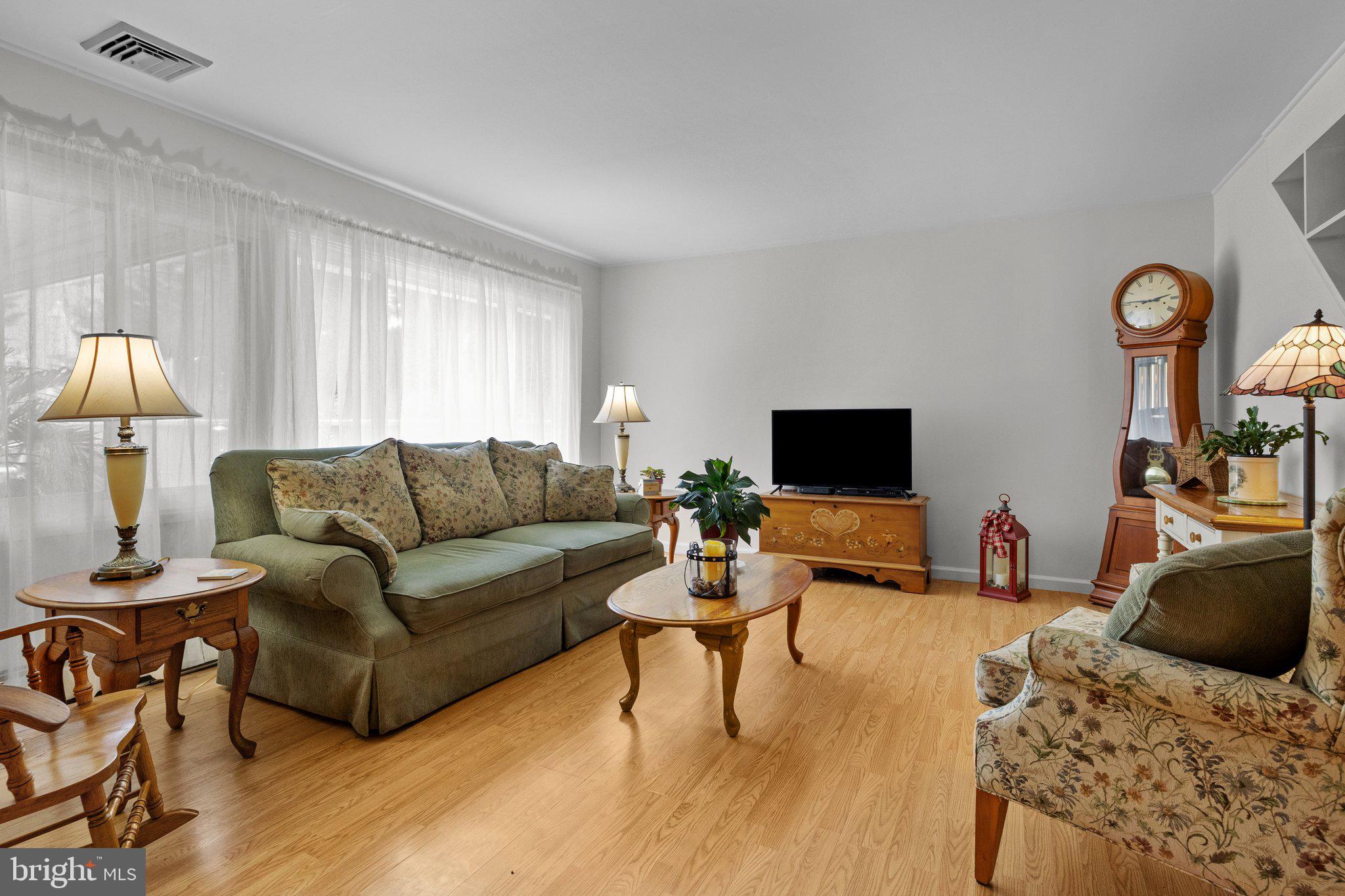 33 Sugarplum Road Levittown, PA 19056 - Photo 6 of 41 Gallery Image 6