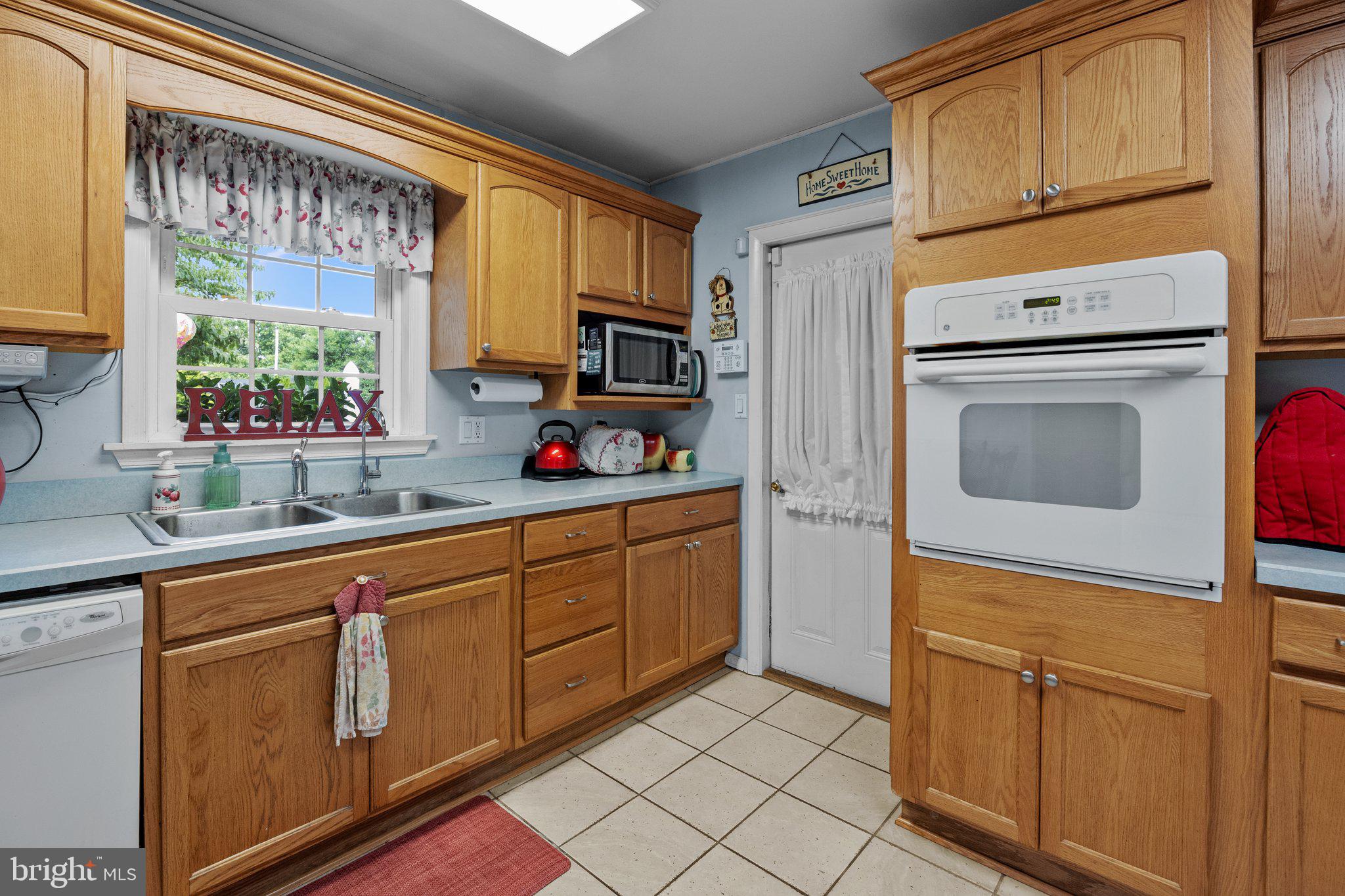 33 Sugarplum Road Levittown, PA 19056 - Photo 9 of 41 Gallery Image 9