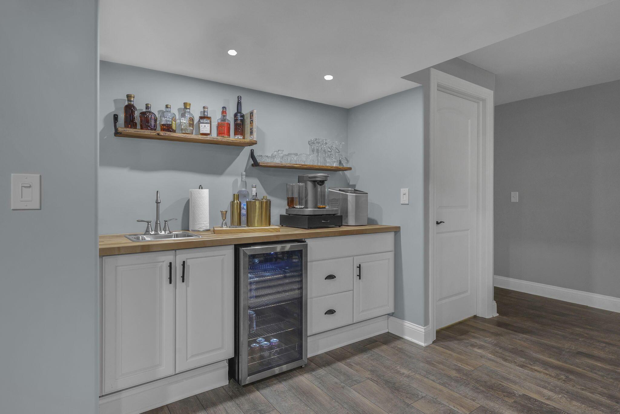 5042 Henderson Heights Road Columbus, OH 43220 - Photo 41 of 57 Wet Bar Basement