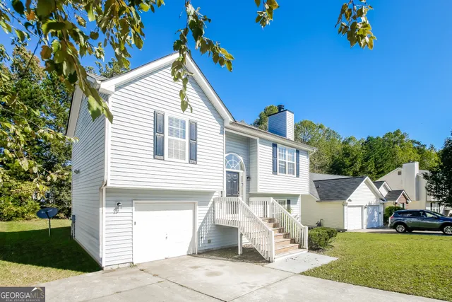 a view of a house with a yard