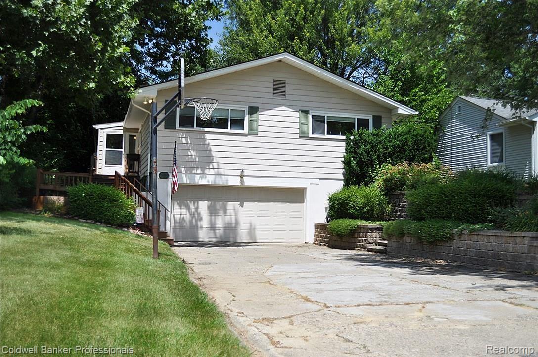 295 Red Oak Lane Rochester, MI 48307 - Photo 2 of 39 2.) Front of House Closer