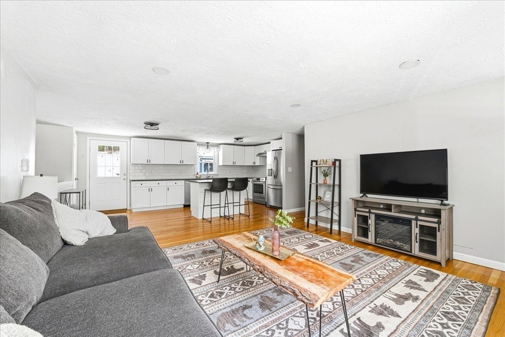 944 Long Pond Road Plymouth, MA 02360 - Photo 4 of 32