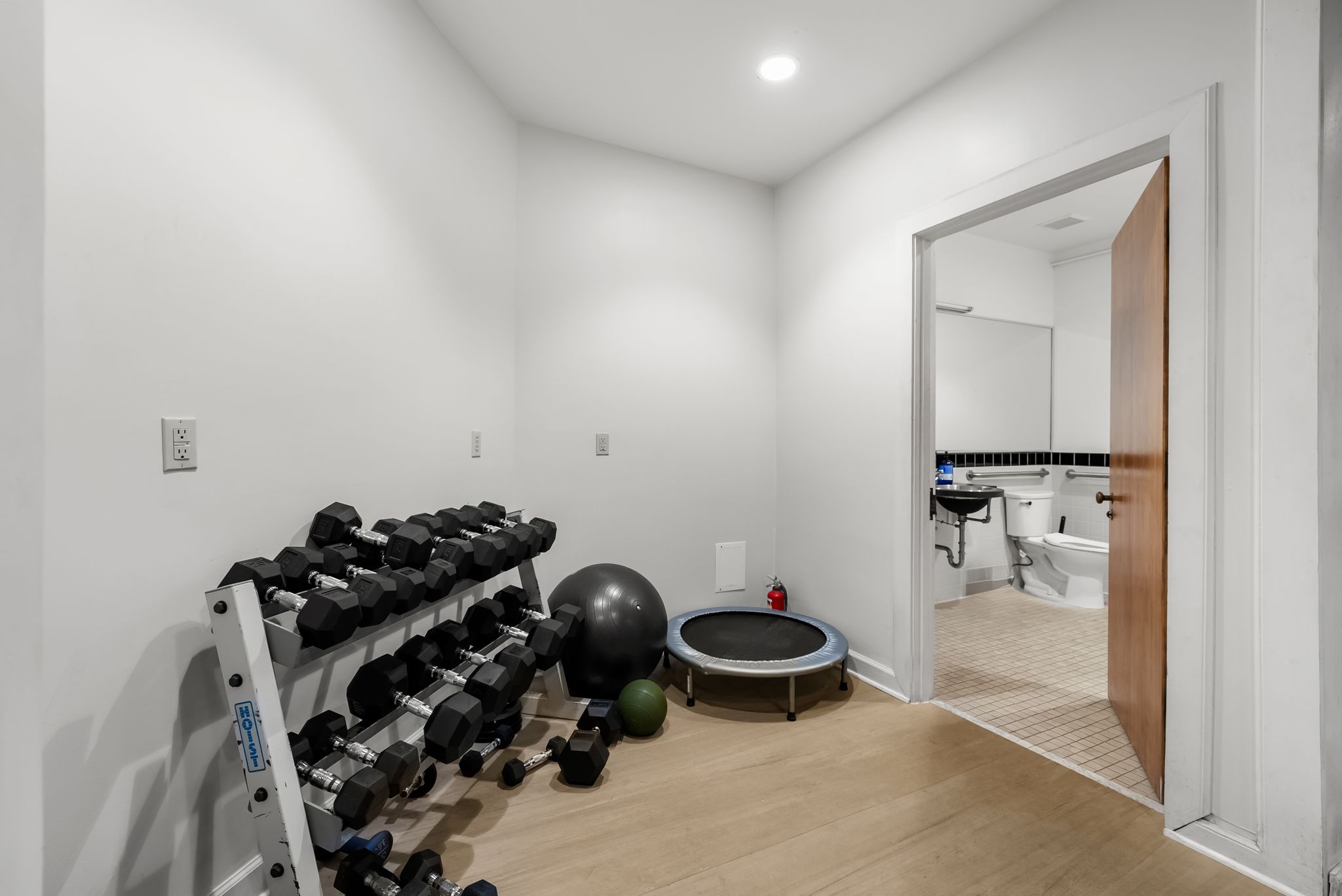 710 Colorado Street, Unit 6E Austin, TX 78701 - Photo 21 of 24 Achieve peak fitness in this well-appointed gym space featuring ample workout equipment and easy access to a full bath.