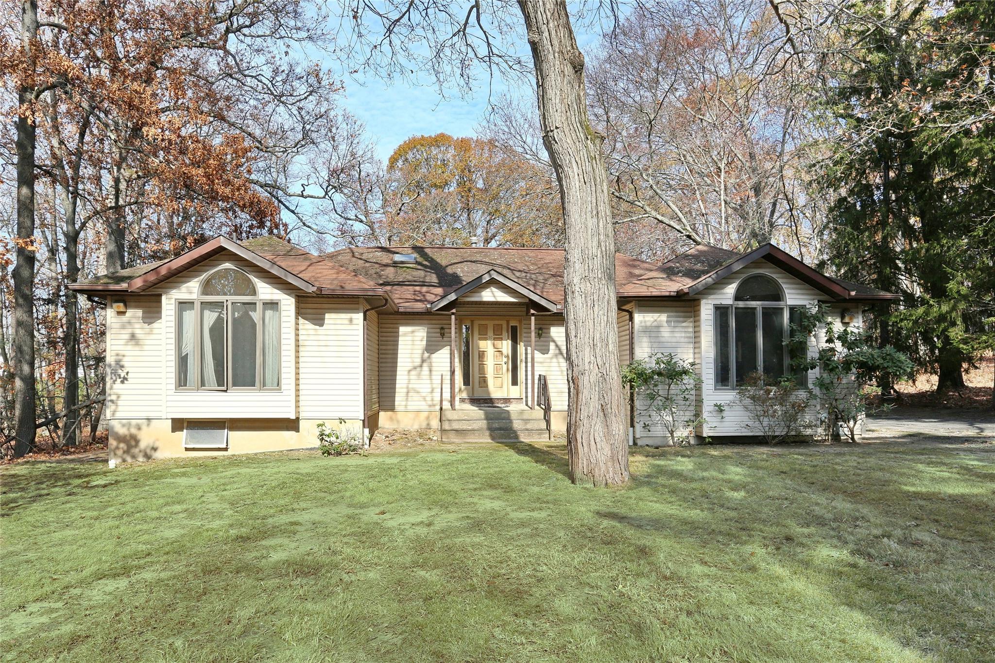 View of front of property featuring a front lawn