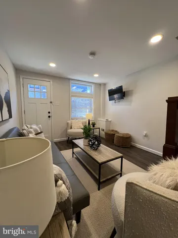 $1,800 | 324 South Castle Street, Baltimore, MD 21231