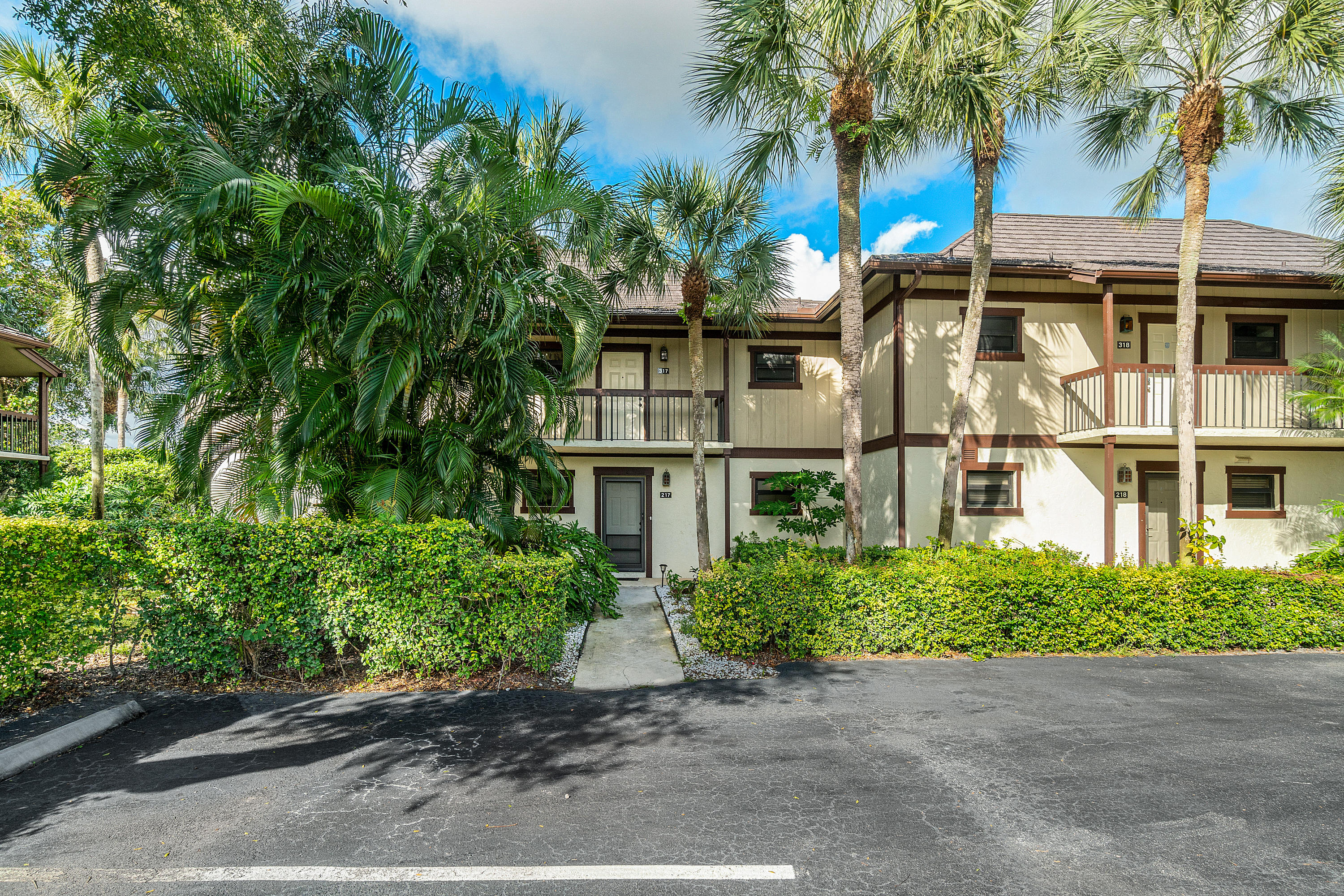13334 Polo Club Road, Unit 217 Wellington, FL 33414 - Photo 3 of 23 002-13334PoloClubRoad-Wellington-FL-3341