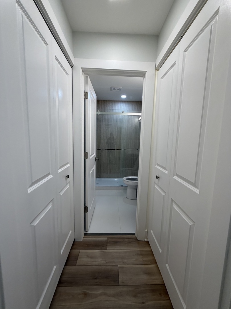 452 West Aldine Avenue, Unit 427 Chicago, IL 60657 - Photo 4 of 10 a view of a hallway