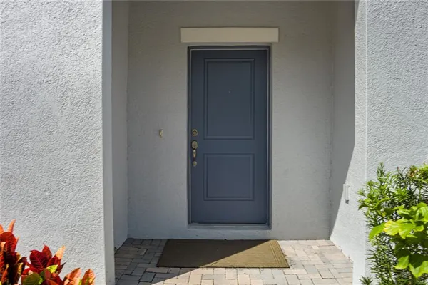 a view of entryway with a flower pot