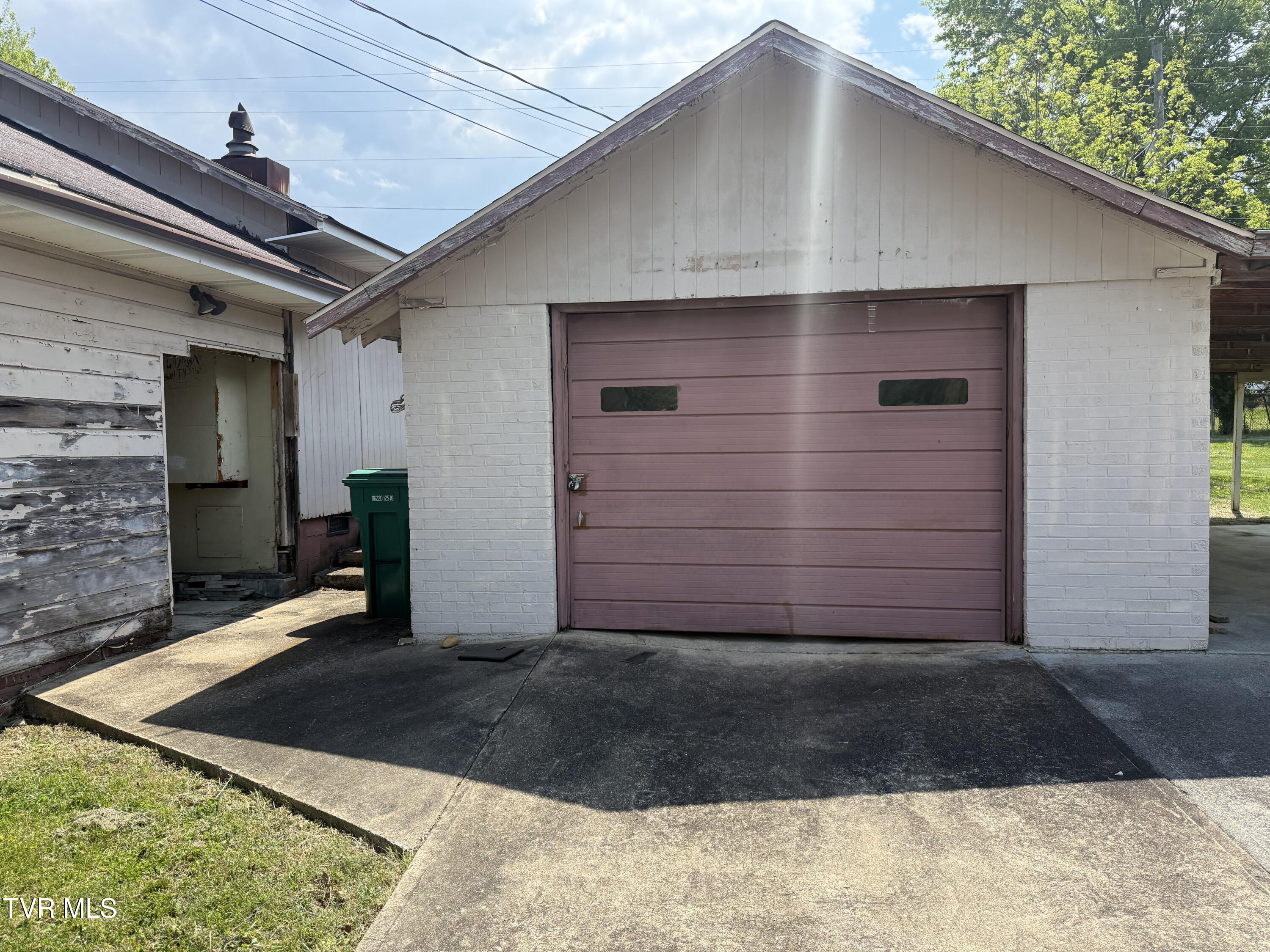 656 North Main Avenue Erwin, TN 37650 - Photo 10 of 11 656 N Main Garage Front