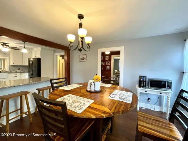 a view of walk in entryway