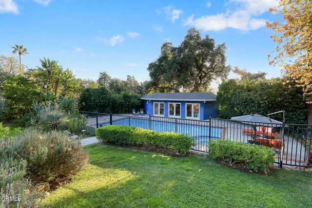 a view of a house with backyard and sitting area