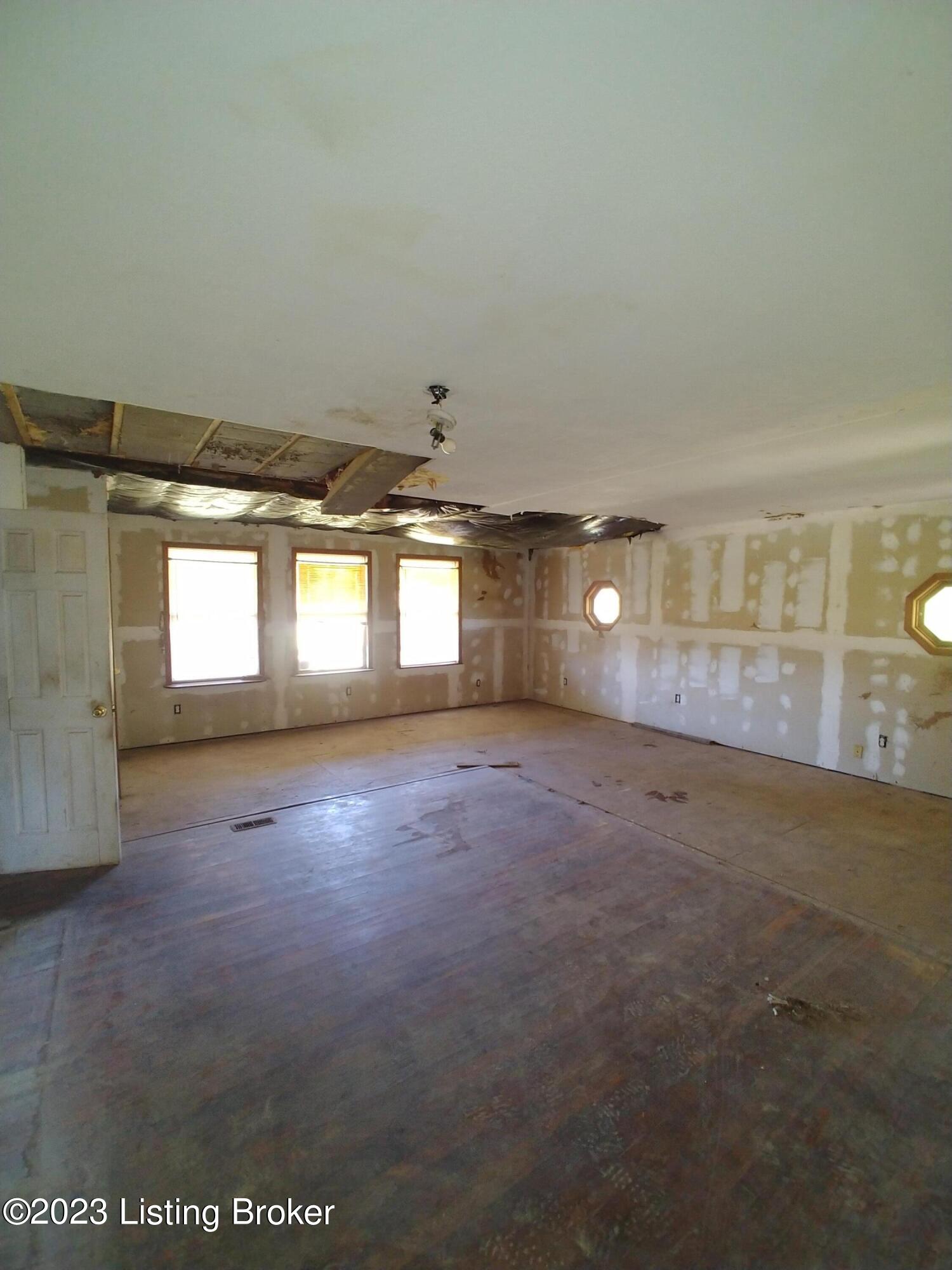 2925 Zoneton Road Shepherdsville, KY 40165 - Photo 9 of 17 20231003_121818
