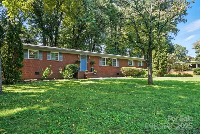 a view of a house with backyard and garden