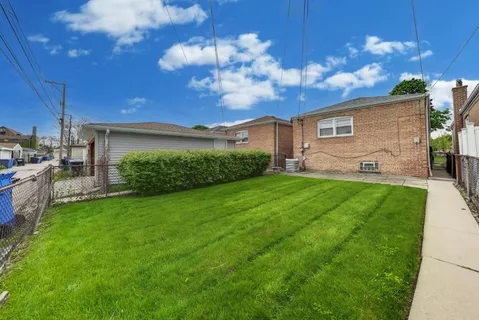 a view of a yard in front of house