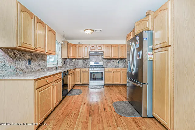 $1,350,000 | 39 Selkirk Street | Rossville