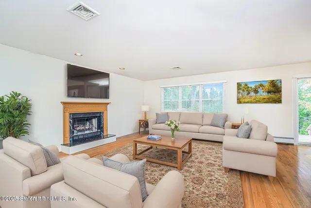 $1,350,000 | 39 Selkirk Street | Rossville