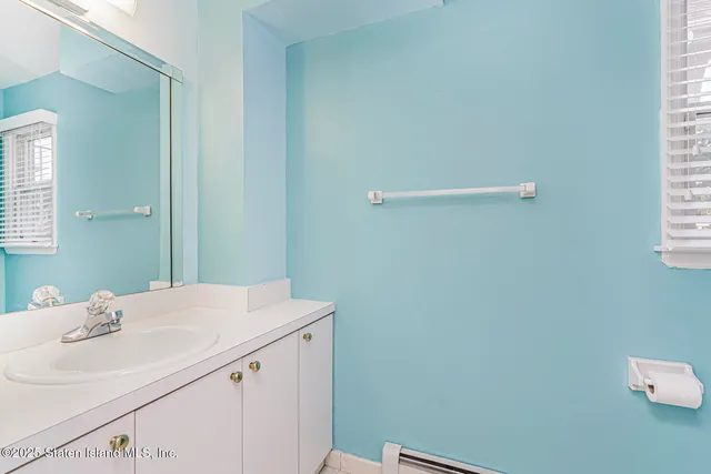 $1,350,000 | 39 Selkirk Street | Rossville