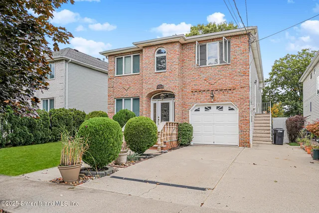 $1,350,000 | 39 Selkirk Street | Rossville