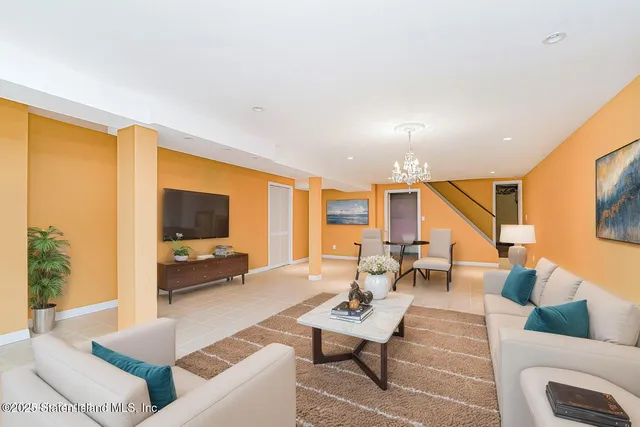 $1,350,000 | 39 Selkirk Street | Rossville