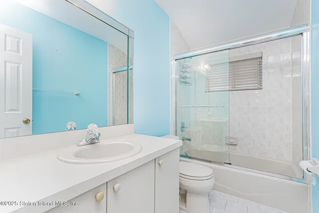 $1,350,000 | 39 Selkirk Street | Rossville