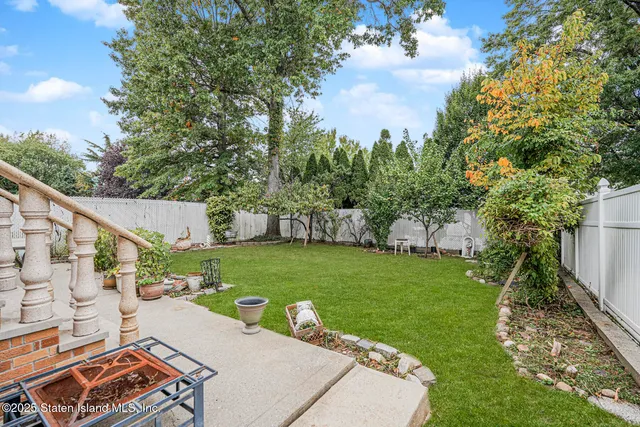 $1,350,000 | 39 Selkirk Street | Rossville