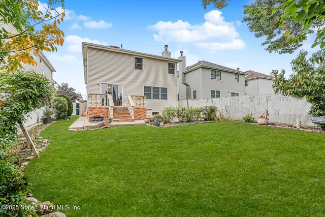 $1,350,000 | 39 Selkirk Street | Rossville